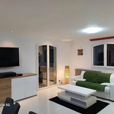 Spacieux A Saint-raphael, 150 M² Apartment *
