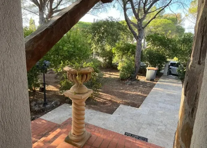 Spacieux A Saint-raphael, 150 M² Apartment *